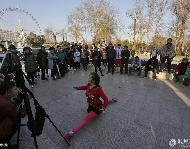 郑州尬舞红毛女儿图片