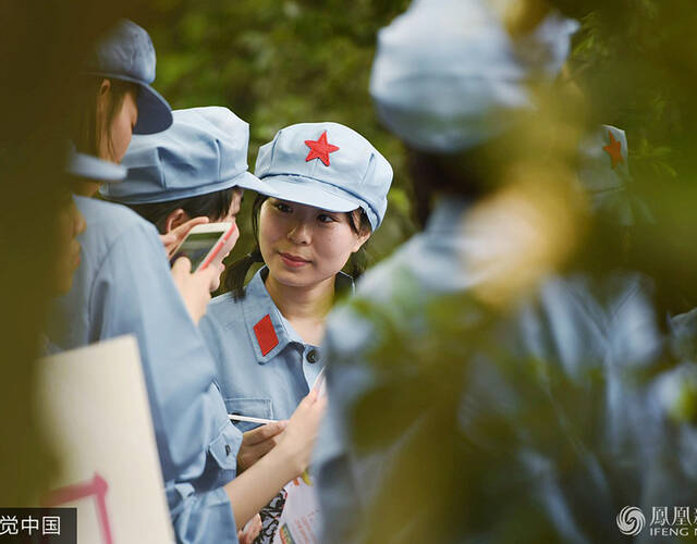 浙大120周年校庆 学生扮"红军"参加巡游
