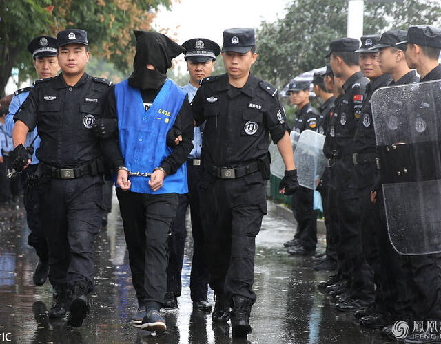 15人指认犯罪案发地 上百民众冒雨围观