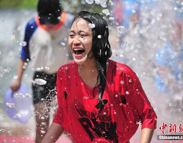 昆明"浴佛"开启欢乐泼水节