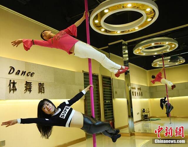 练习钢管舞已有4年多,如今她娴熟的舞姿高难的动作绝不逊于年轻人