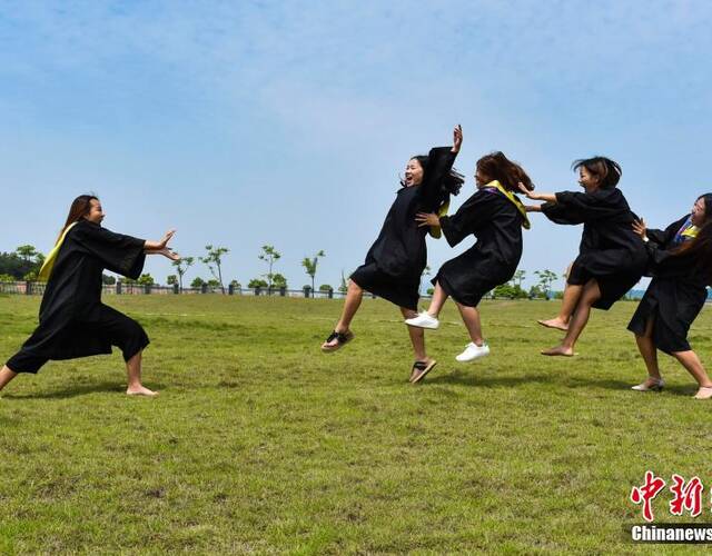 毕业季临近,大学生们用一幅幅彰显个性,脑洞大开的活泼造型告别校园