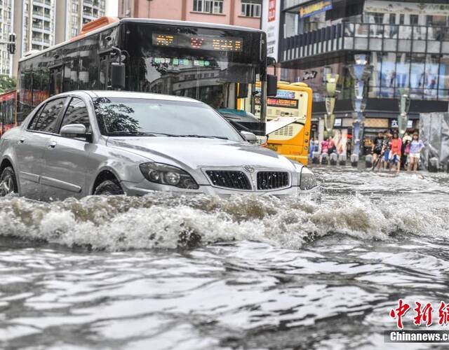 广州暴雨来袭 市区多处成泽国