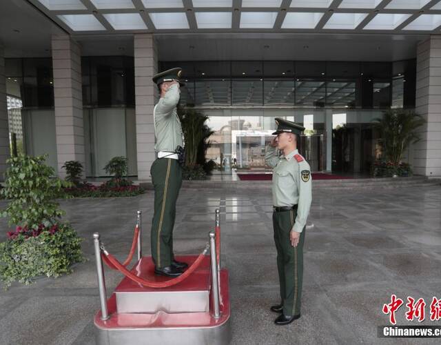经过一代代官兵的共同努力,申城第一哨逐渐成了展现上海武警形象的