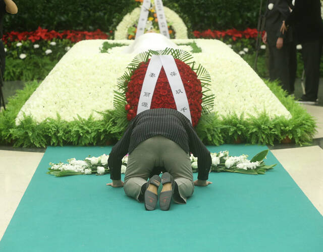 直击梅葆玖追悼会:弟子跪地痛哭