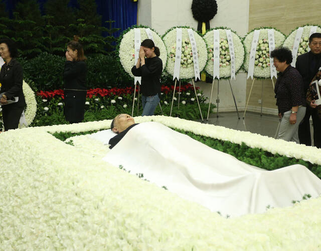 直击梅葆玖追悼会:弟子跪地痛哭