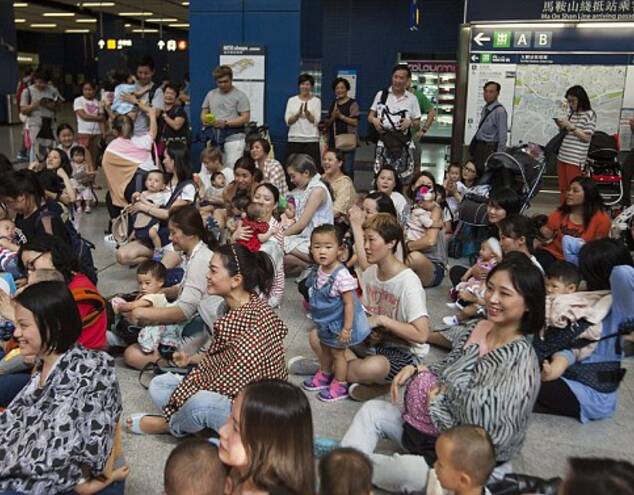 香港上百名妈妈地铁上公开哺乳