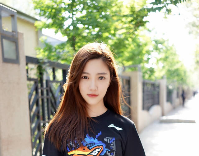 江苏卫视美女主持张纯烨日前在微博发布一组照片,她身穿北京男篮的