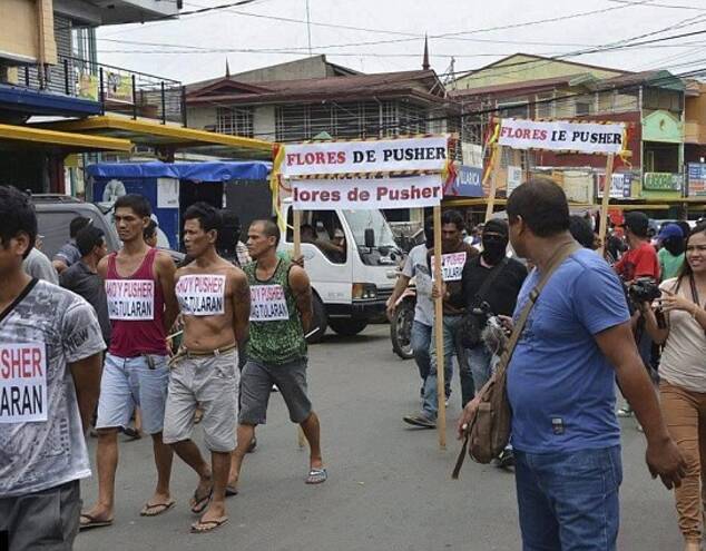 菲律宾:11名毒贩戴批斗标语游街