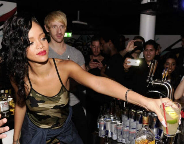 生活中的蕾哈娜以着装惊人著称,看瘟料喽寄芪蠹夷抗.