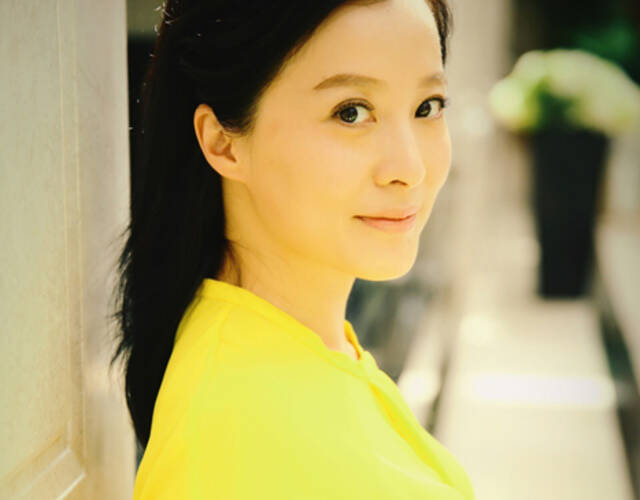 "可云"徐露近照曝光 长发披肩优雅大方