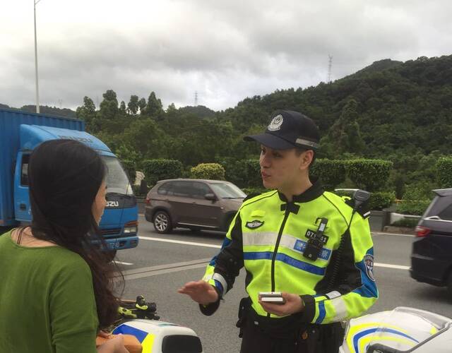 2016年6月晚高峰時段,@深圳交警機動訓練大隊 鐵騎隊民警沿南坪快速