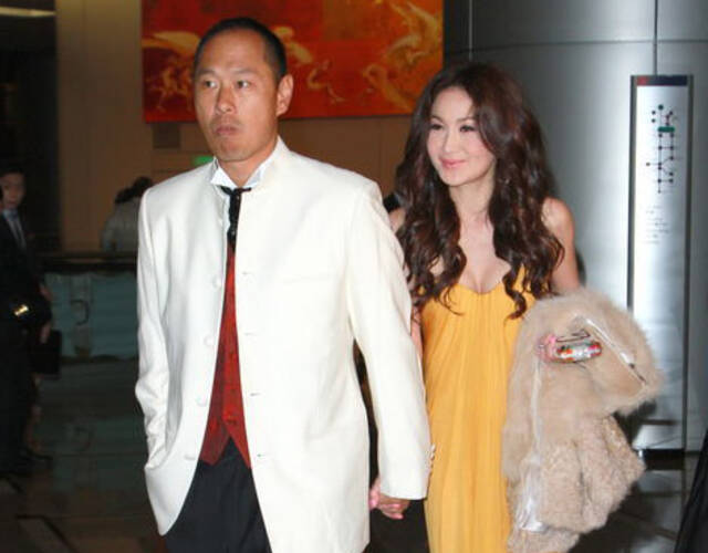 结婚十六年至今年,他们并没有生孩子,但何祖光依旧宠爱温碧霞.