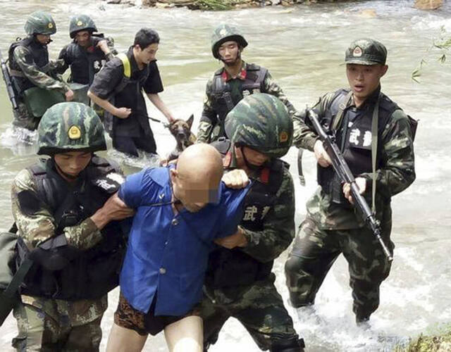 实拍武警抓捕击毙现场图片