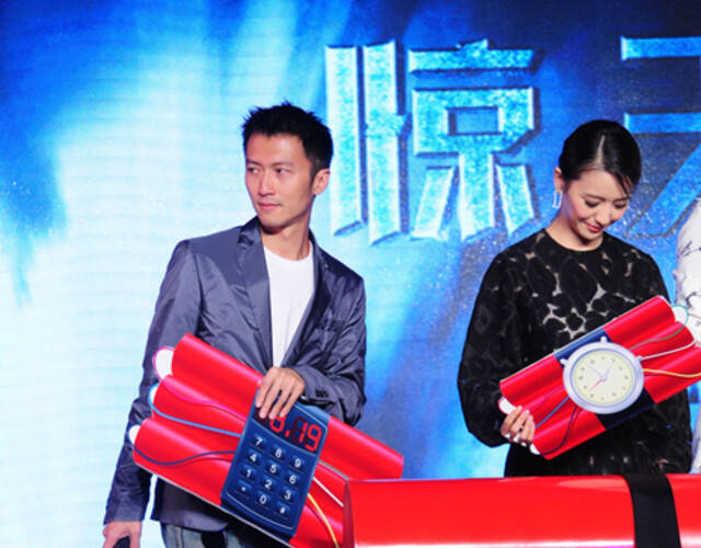 佟丽娅产后秀纤腰细腿 获谢霆锋帮捡标牌害羞甜笑