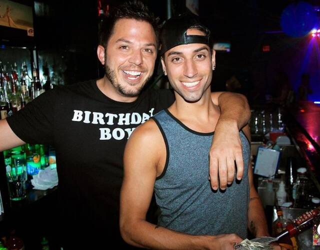 他的父亲此前接受 msnbc 采访时说,几个月前儿子在迈阿密看到两个男子