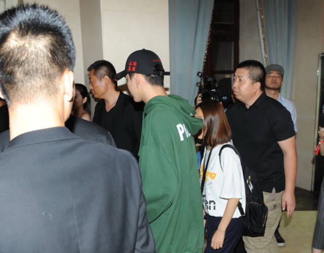 吴亦凡在保镖护送下离开.