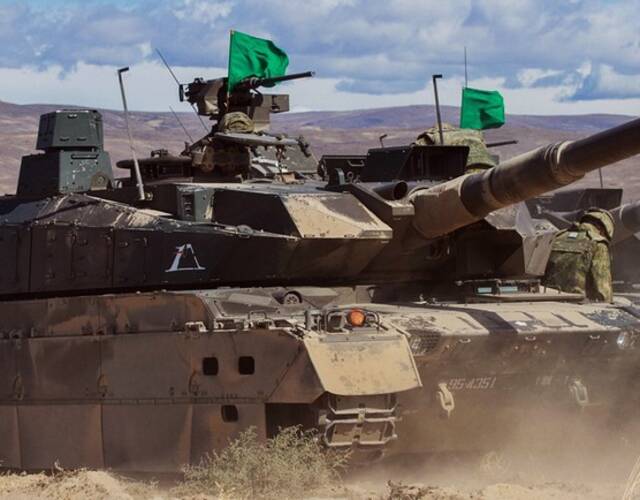 日本最强10式坦克变成观光车 拉着观光者兜风