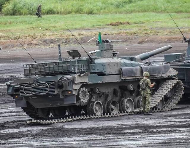 日本最强10式坦克变成观光车 拉着观光者兜风