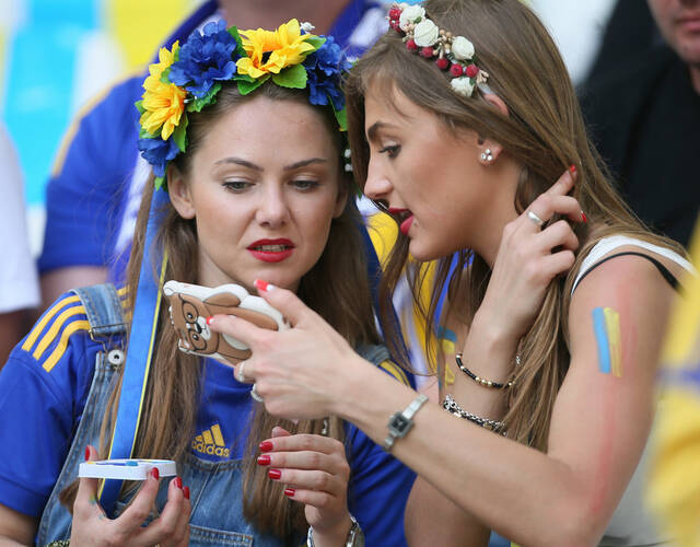 东欧美女太养眼!球迷傲人身姿抢眼