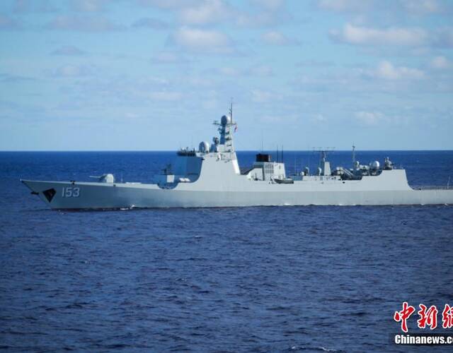 中国5艘军舰出岛链即遭遇美舰 解放军小艇登船