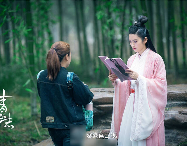 《青云志》曝花絮照 赵丽颖披羽绒服专心读剧本