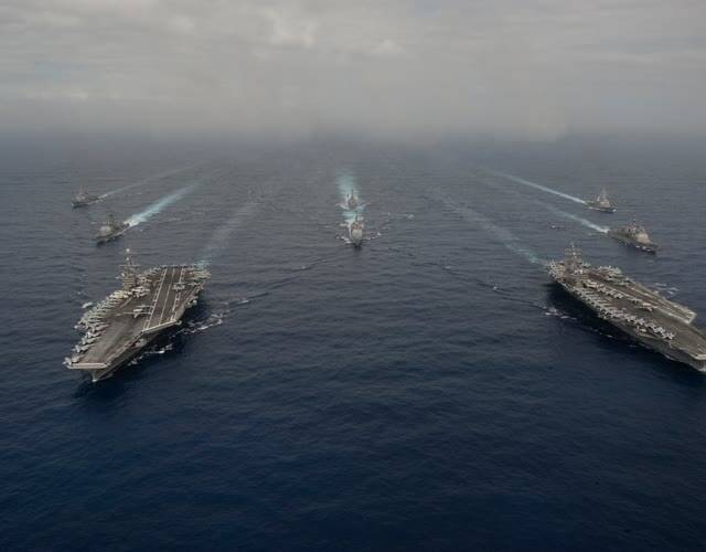 美海军炫双航母舰队南海演练照