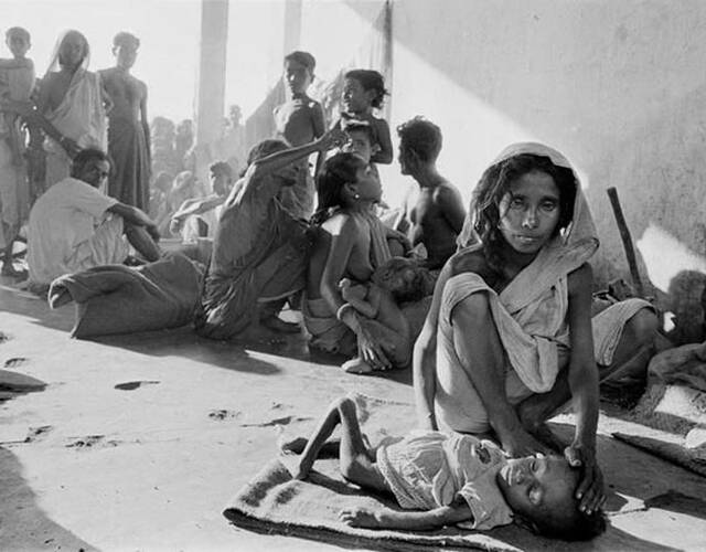 1971年,位于印度的孟加拉难民营,因饥饿而极其瘦弱的男孩
