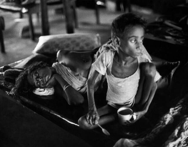 1971年,位于印度的孟加拉难民营里的难民.