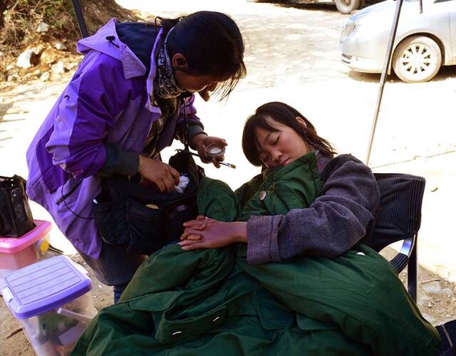 昔日的奥运会红衣女孩林妙可变身山村"小野人"灰头土脸卖力演绎,现场