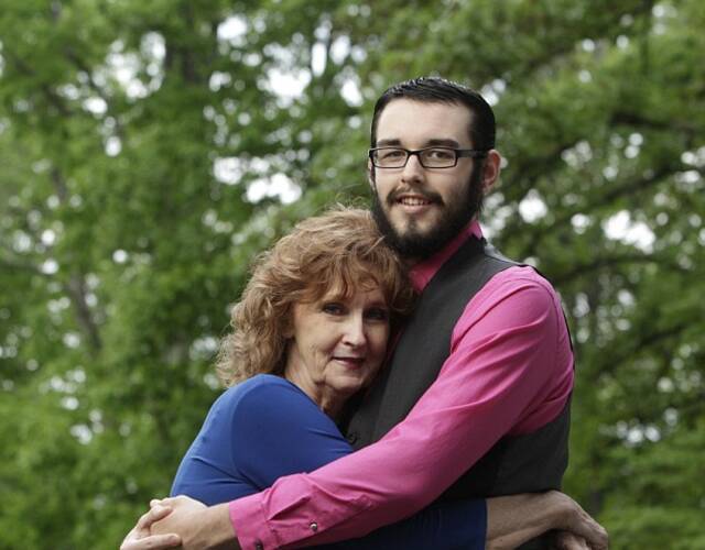 在白头人送黑头人的哀伤葬礼上,almeda errell遇到了现年18岁的gary