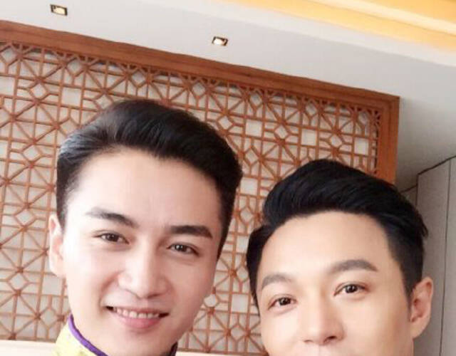 陈晓与伴郎郑国霖.