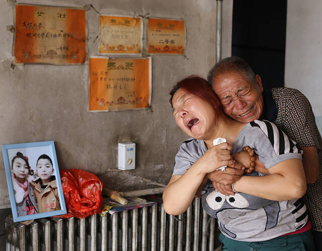 24日,井陉县小作镇,村民高麦英一进家门,看到墙上奖状下儿子和女儿的