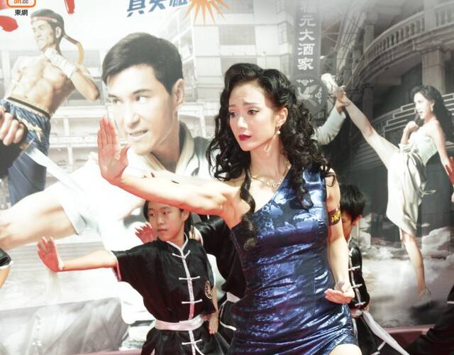 7月28日,王君馨穿旗袍出席电视剧《城寨英雄》宣传活动