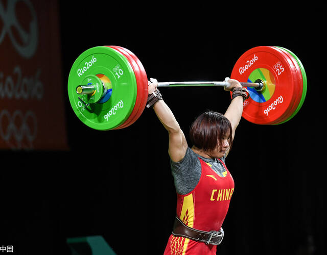 向艳梅抓举失误被砸 无碍仍强势夺金