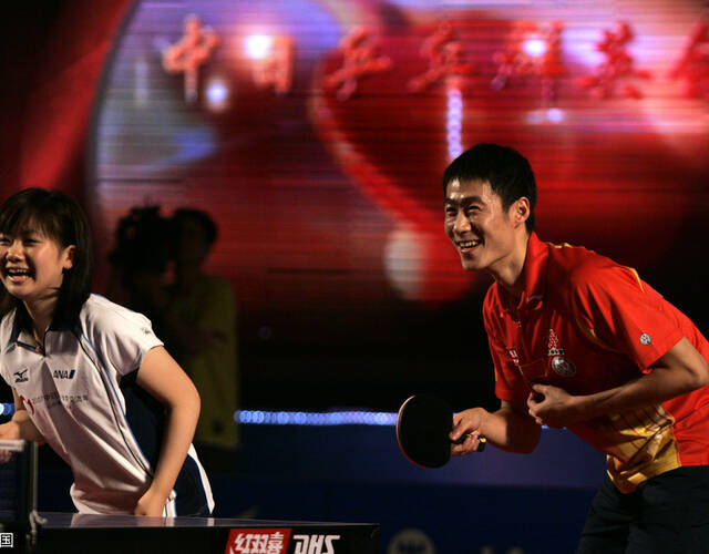 福原爱与王励勤参加活动.