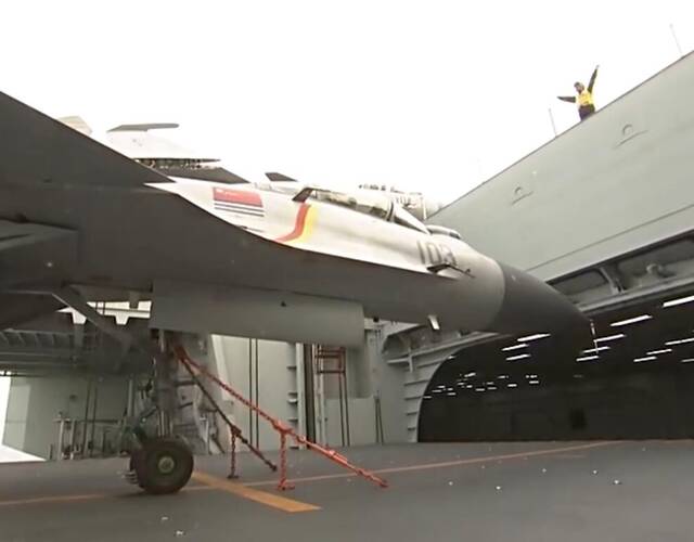 但辽宁舰采用重型舰载机,升降机平台640_500