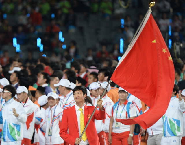 然而,作为奥运开幕式的旗手,需要手举旗帜在开幕式现场站5个多小时.