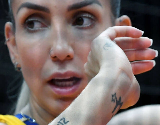 巴西球员在胳膊上有2012年伦敦奥运会的纹身