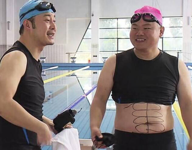 小岳岳与沙溢,秀迷人"腹肌".