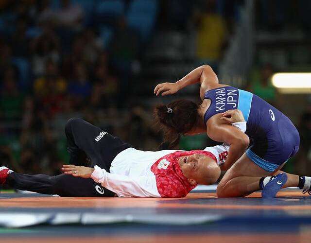 日本摔跤运动员抱摔教练庆祝