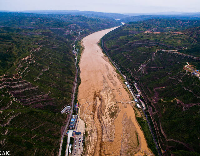 鸟瞰黄河壶口瀑布"绝美壮观"