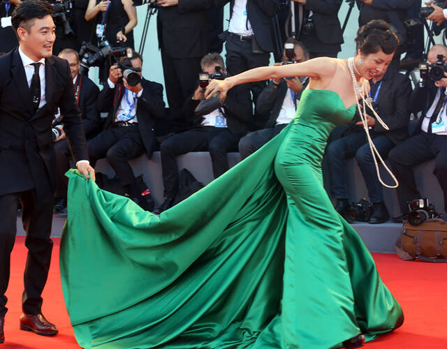 梁镜珂摔倒,媒体们上前捕捉画面.