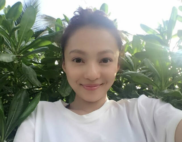 张韶涵晒海岛度假美照 纤腰长腿仙气十足