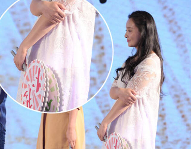 怀孕后的"槿汐姑姑"显圆润 孙茜新片发布会频抚肚