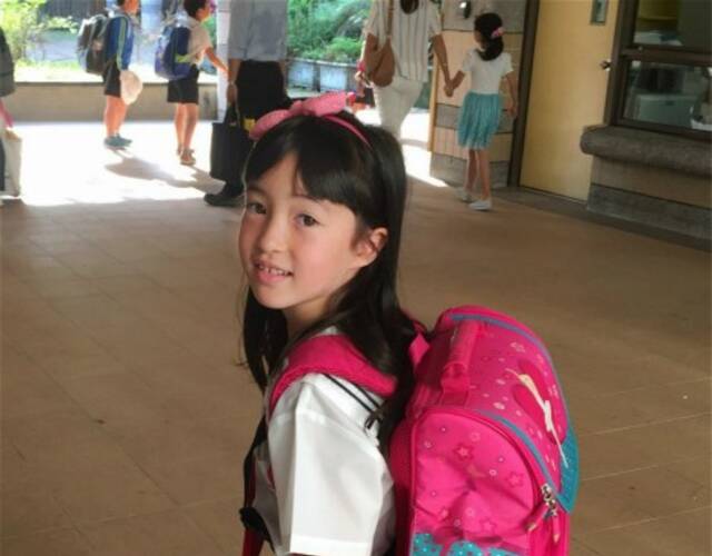 夏天回台湾上学 穿校服变身小学生