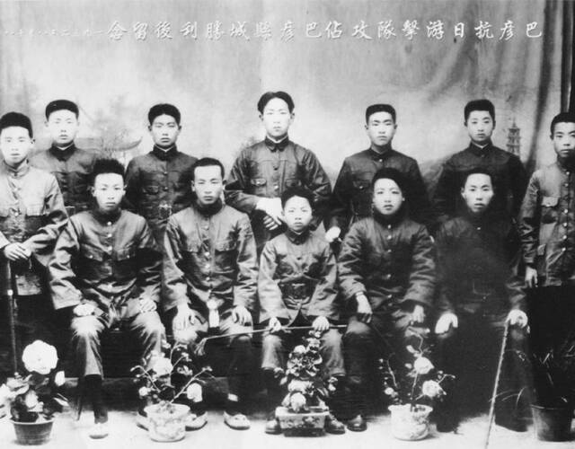 摄于1932年,巴彦抗日游击队攻占巴彦县城胜利后留念.