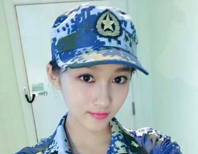 关晓彤军训自拍.