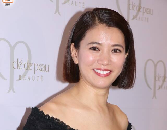 辣妈袁咏仪穿透视黑裙亮相 大秀丰腴身材