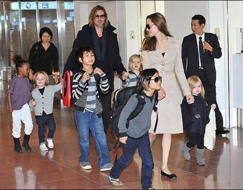 回顾朱莉与皮特一家同框照 昔日真的很幸福!